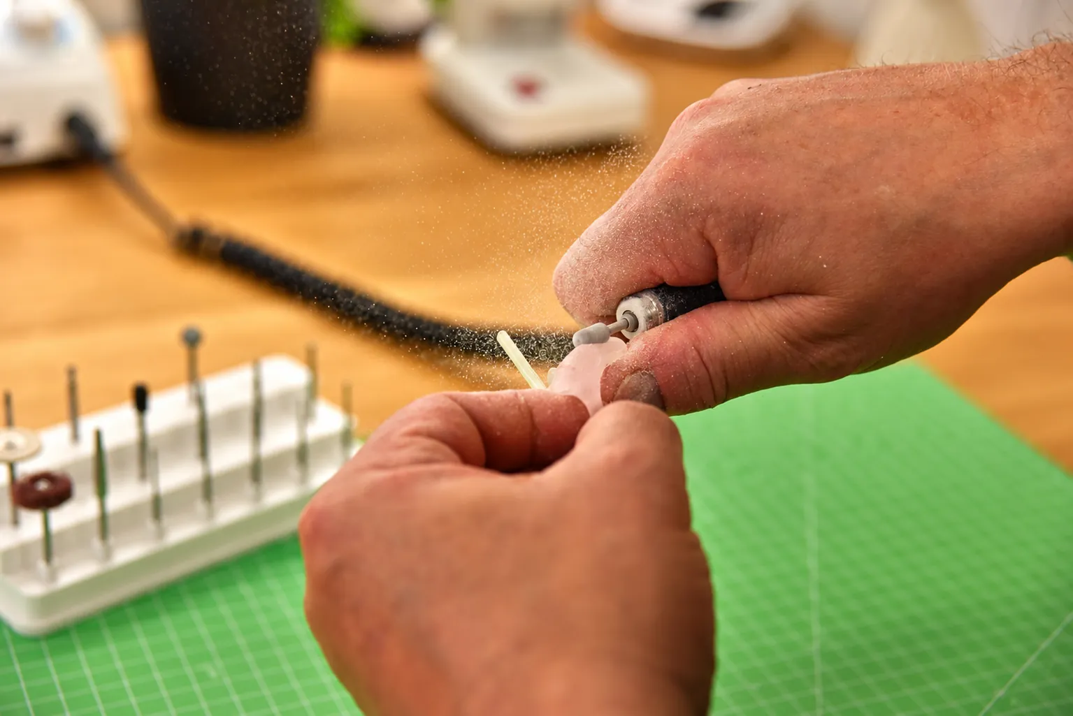 Reparatur einer Otoplastik in der Werkstatt der HörakustikSchmiede