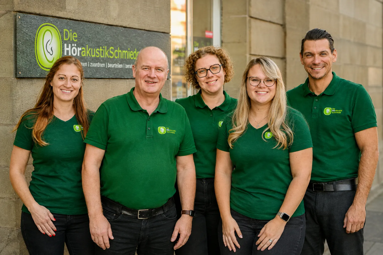 Das Team der HörakustikSchmiede vor der Filiale in Kronach
